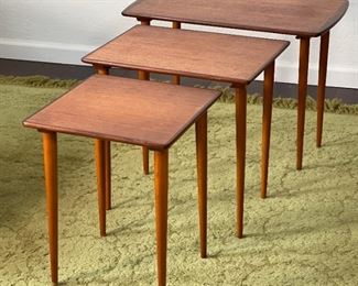 As-Is Vintage MCM Walnut Nesting Tables Large: 19.5x26x15in HxWxD