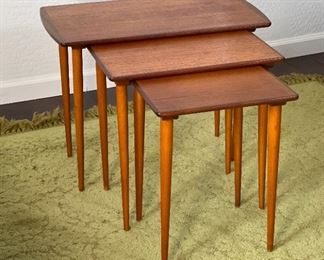 As-Is Vintage MCM Walnut Nesting Tables Large: 19.5x26x15in HxWxD