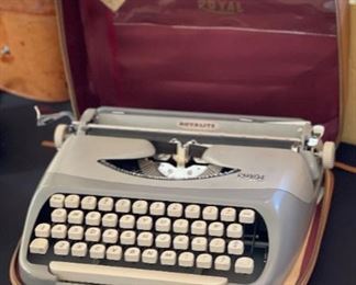 Royal Royalite Vintage Typewriter in Case 6x13x13in HxWxD