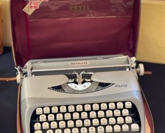 Royal Royalite Vintage Typewriter in Case 6x13x13in HxWxD