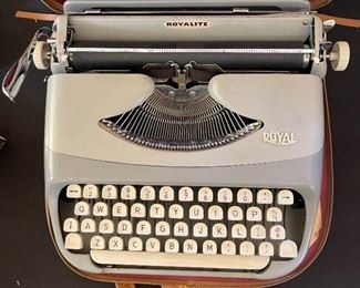 Royal Royalite Vintage Typewriter in Case 6x13x13in HxWxD