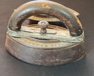 Howell Co.(Geneva Ill.) Cast Iron / Sad Iron w Wood Handle / Vintage Kitchen 5x6.5x3.5in HxWxD