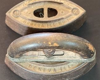 Howell Co.(Geneva Ill.) Cast Iron / Sad Iron w Wood Handle / Vintage Kitchen 5x6.5x3.5in HxWxD