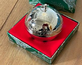 Wallace Silversmiths Ornament 1990 Sleigh Bell Silver Plated Box: 3x3.75x3.75in HxWxD