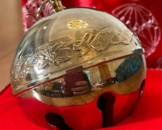 Wallace Silversmiths Ornament 1976 Sleigh Bell Silver Plated Box: 3x3.75x3.75in HxWxD