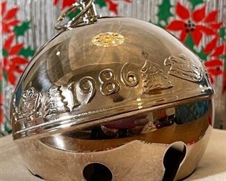Wallace Silversmiths Ornament 1986 Sleigh Bell Silver Plated Box: 3x3.75x3.75in HxWxD