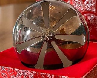 Wallace Silversmiths Ornament 1985 Sleigh Bell Silver Plated Box: 3x3.75x3.75in HxWxD