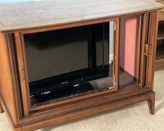Vintage Walnut TV Console Cabinet 29x39x21.5in HxWxD