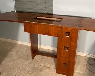 Singer 401A Sewing Machine in Console Cabinet 31 x 29 x 16.5in HxWxD
