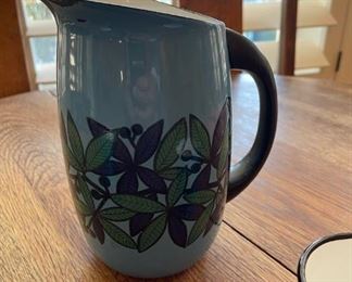Vintage FINEL Arabia Finland Blue Leaf Berry~Pitcher Jug~2 Cups~Lip Chip Pitcher measurements 8“ x 6.5“ coffee mugs 3“ x 4“