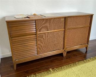 Pilot 1090-A Vintage Tube Stereo Console Unit 690-A Preamp/FM Stereo Tuner Garrard RC88/4 Turntable  Pilot SA-232 Amp EL84 Amplifier Jensen 41-77D Jensen P15P Special Design C-1090	Main Unit: 34x40x18in Speaker: 34x25.25x18in	HxWxD
