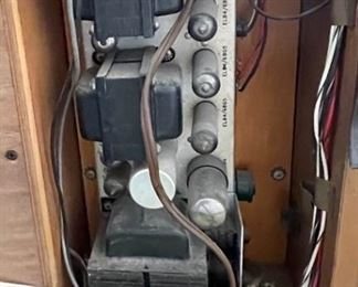 Pilot 1090-A Vintage Tube Stereo Console Unit 690-A Preamp/FM Stereo Tuner Garrard RC88/4 Turntable  Pilot SA-232 Amp EL84 Amplifier Jensen 41-77D Jensen P15P Special Design C-1090	Main Unit: 34x40x18in Speaker: 34x25.25x18in	HxWxD
