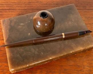 Sheaffer’s Desk Fountain Pen Set Brown Stone Sheaffers	7 x 7 x 4.5in	HxWxD
