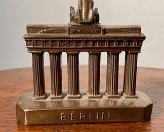 Berlin Brandenburg-Tor Bronze Paperweight Vintage Souvenir	3x3.5x1.25in	HxWxD
