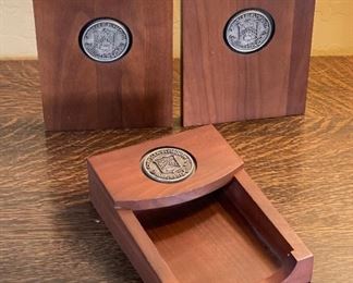 3pc Chrysler Plymouth Millionaires Club Bookends & Memo Holder Desk Set Black Walnut	6.5 x 5 x 5.5in	HxWxD
