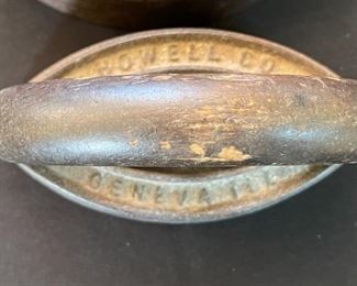 Howell Co.(Geneva Ill.) Cast Iron / Sad Iron w Wood Handle / Vintage Kitchen	5x6.5x3.5in	HxWxD
