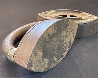 Howell Co.(Geneva Ill.) Cast Iron / Sad Iron w Wood Handle / Vintage Kitchen	5x6.5x3.5in	HxWxD
