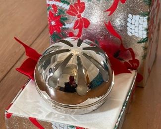 Wallace Silversmiths Ornament 1989 Sleigh Bell Silver Plated	Box: 3x3.75x3.75in	HxWxD
