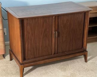 Vintage Walnut TV Console Cabinet	29x39x21.5in	HxWxD
