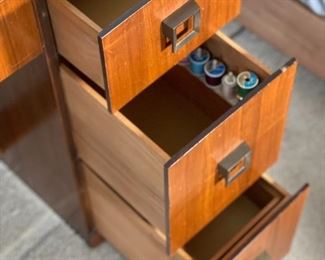 Singer 401A Sewing Machine in Console Cabinet	31 x 29 x 16.5in	HxWxD
