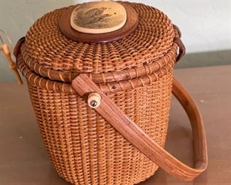 Vintage Barlow Nantucket Basket Quail Scrimshaw	7x10x7in	HxWxD
