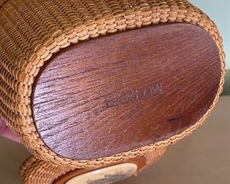 Vintage Barlow Nantucket Basket Quail Scrimshaw	7x10x7in	HxWxD
