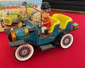 Vintage Japan TN Battery Operated Old Fashioned Tin Car Toy in the Box	9x5x5	
