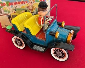 Vintage Japan TN Battery Operated Old Fashioned Tin Car Toy in the Box	9x5x5	
