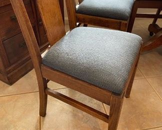 Old wooden oak round dining room table with 6 chairs	Table 30 inches high 41.5 inches in diameter chair seating height 20.5 inches chair with 17 inches	
