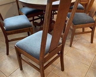 Old wooden oak round dining room table with 6 chairs	Table 30 inches high 41.5 inches in diameter chair seating height 20.5 inches chair with 17 inches	
