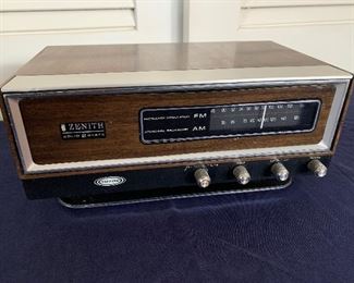 Vintage Zenith AM/FM Radio