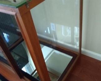 Display cabinet with mirrors and glass