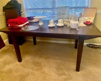 Ethan Allen Dining Room Table Expresso with two extra Leaves and Table Padding