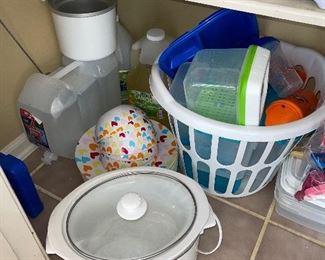 Slow Cooker, more Storage containers 