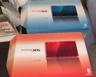 Ninetendo 3ds  1 Red & 1 Blue