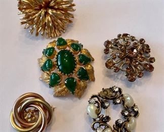Assorted vintage pins and broaches.