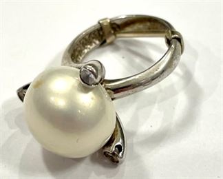Vintage pearl ring.