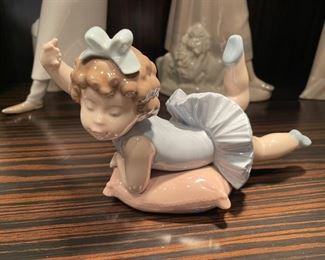 Lladro figurine. Photo 1 of 2.