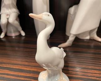 Lladro figurine. Photo 1 of 2.