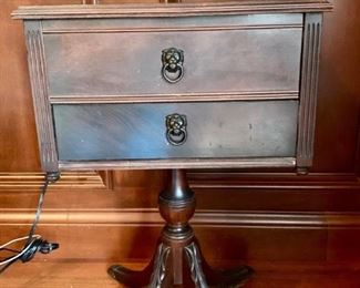 Interesting end or lamp table in walnut - Duncan Phyfe style