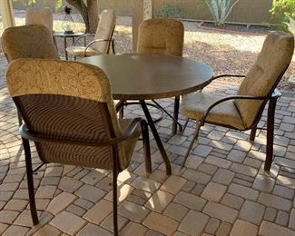Patio Table w 4 Chairs