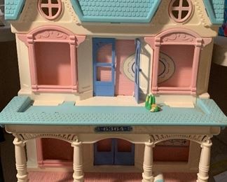 Vintage Fisher Price Dollhouse w all the goodies! 