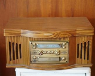 VINTAGE STYLE RECORD PLAYER WITH RADIO 