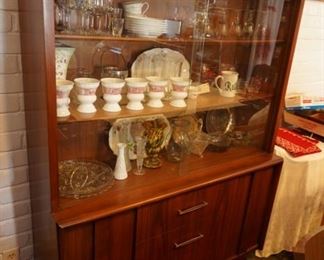 MINT CONDITION MID CENTURY CHINA CABINET 