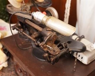 ANTIQUE SEWING MACHINE 