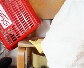 ANTIQUE WOOD KIDS CHAIR 