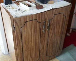 KITCHEN 2 DOOR CABINET 