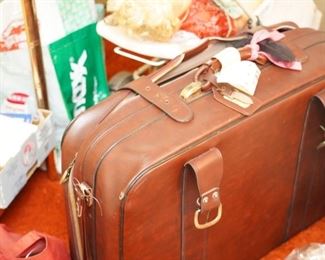 VINTAGE SUITCASE 