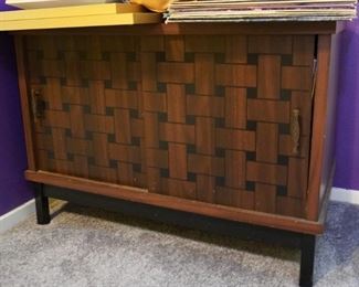 Record cabinet