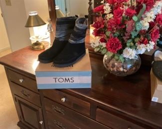 TOMS BOOTS